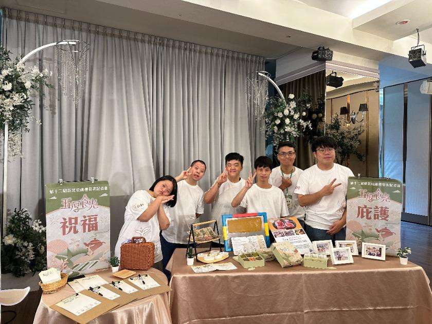 跨界推薦新北庇護禮 《五厚食光》暖心開箱 茶餅禮盒預購起跑 第12屆新北庇護禮「五厚食光」揪茶小隊。圖/新北市政府勞工局提供。 0