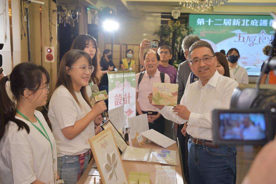 跨界推薦新北庇護禮 《五厚食光》暖心開箱 茶餅禮盒預購起跑 第12屆新北庇護禮協力團隊──醒吾科大商業設計系。圖/新北市政府勞工局提供。 0