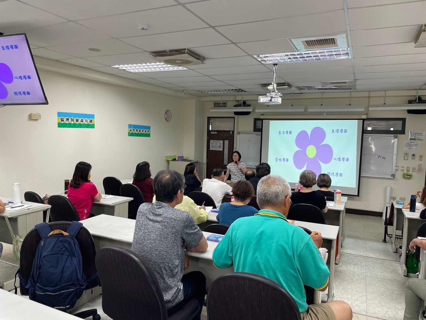 03 中原大學推廣教育處舉辦各類型課程，深受不同年齡層民眾喜愛。 0