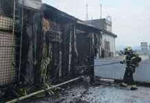 從7樓燒到8樓頂加!大溪民宅冒惡火 現場一片焦黑