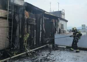 從7樓燒到8樓頂加！大溪民宅冒惡火 現場一片焦黑