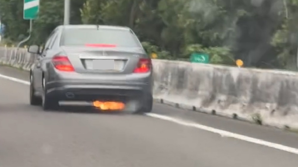 【有片】車子燒起來還在開!國1小客車駕駛驚險逃生 22 2