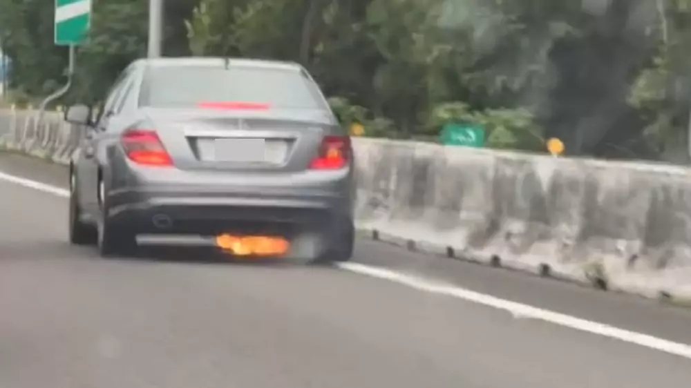 【有片】車子燒起來還在開!國1小客車駕駛驚險逃生 【有片】車子燒起來還在開!國1小客車駕駛驚險逃生