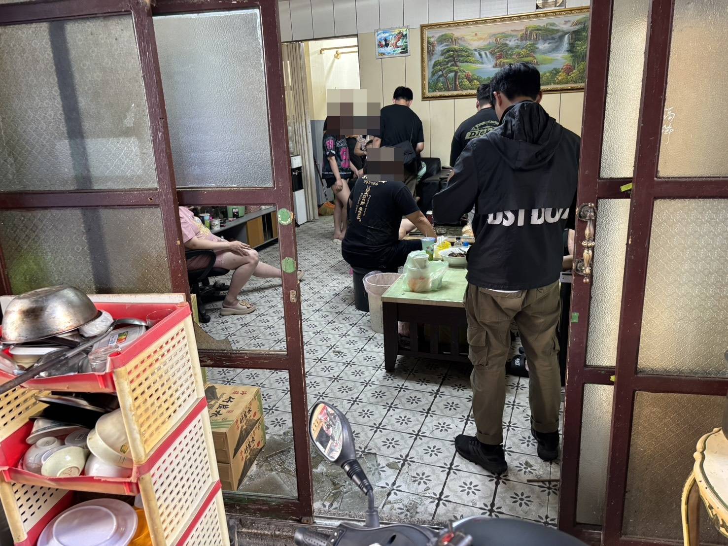 【有片】越籍女社區設天九牌賭場 桃警攻堅逮21名賭客 2218591 0