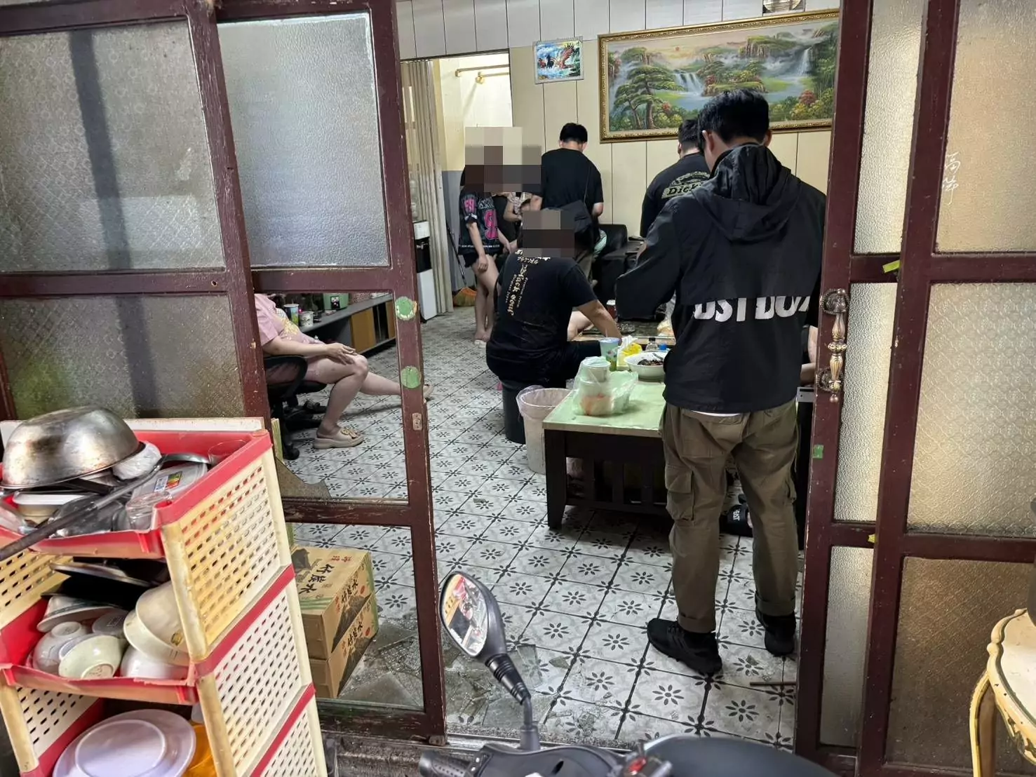 【有片】越籍女社區設天九牌賭場 桃警攻堅逮21名賭客 2218591 0