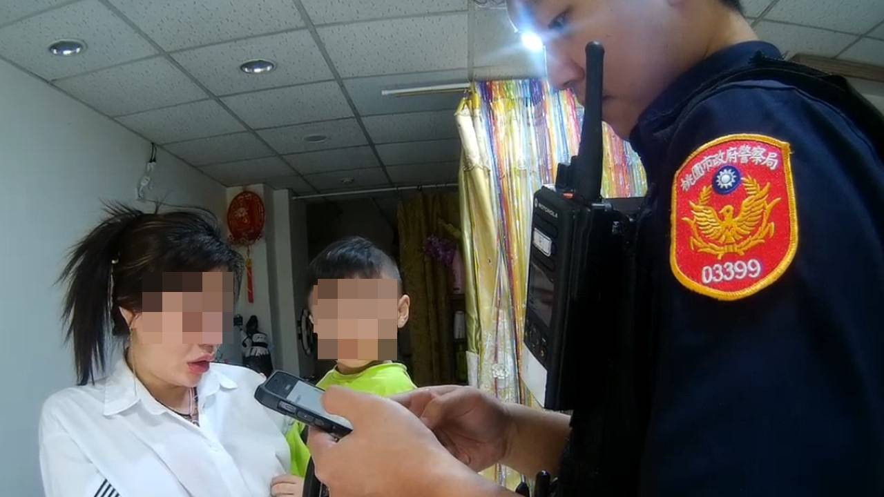 3歲童趁媽媽午睡偷溜出門 桃警及時化解驚魂 2219557 0