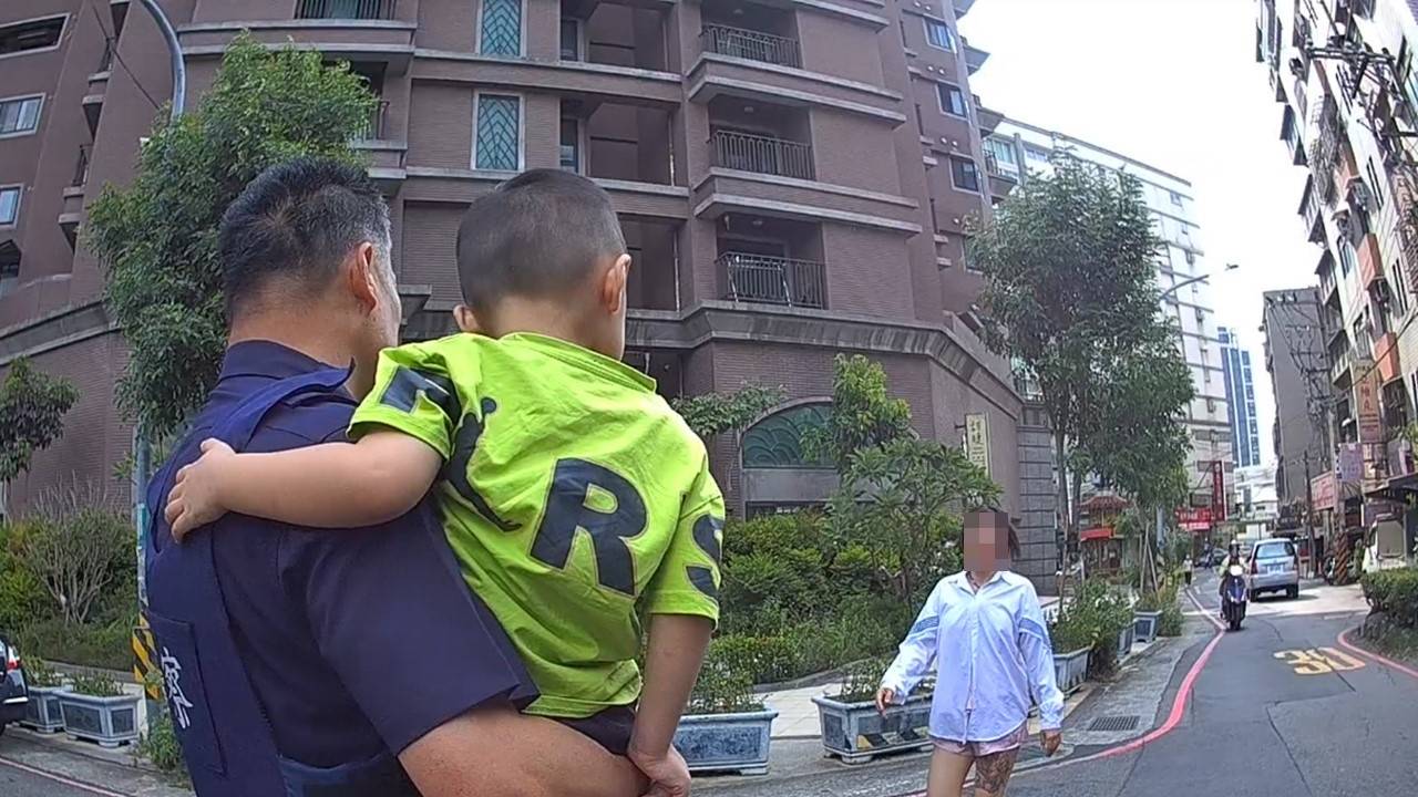 3歲童趁媽媽午睡偷溜出門 桃警及時化解驚魂 2219558 0