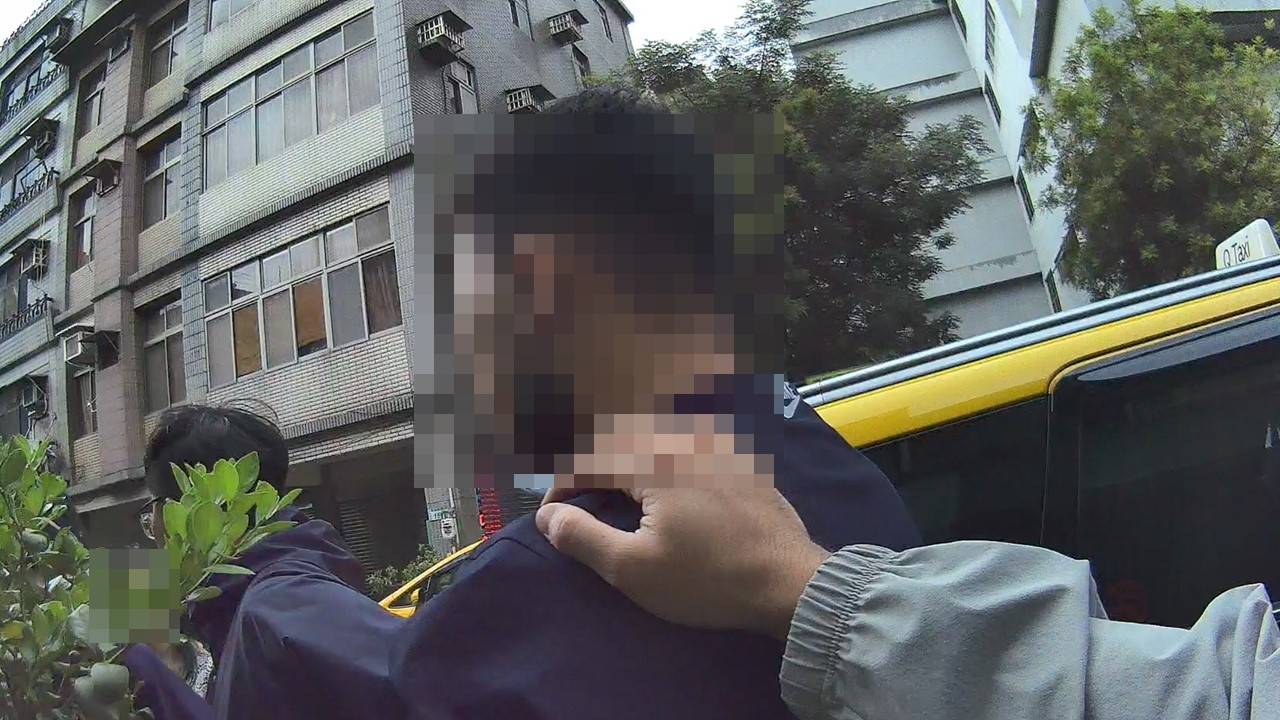 員警休假巧遇投資詐騙 攔車逮人救回百萬退休金 2222509 0
