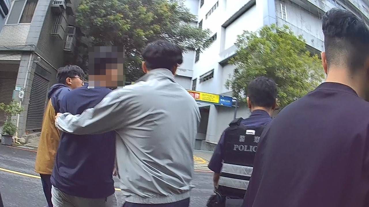 員警休假巧遇投資詐騙 攔車逮人救回百萬退休金 2222510 0