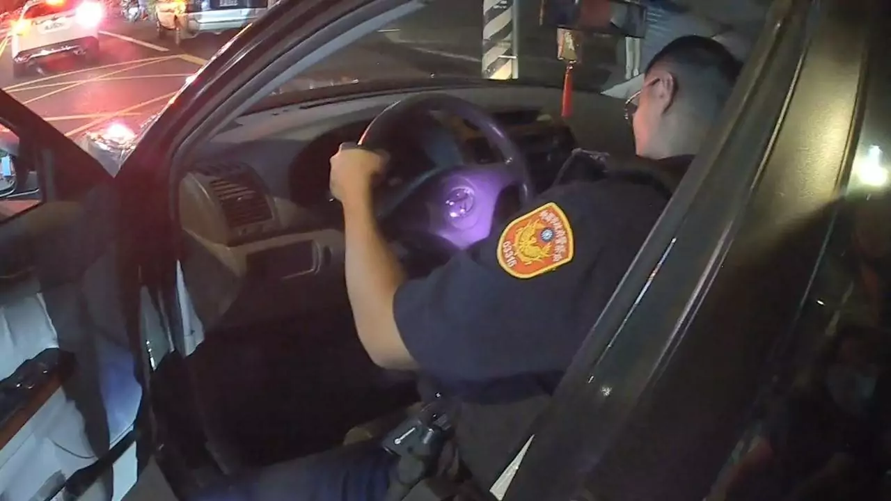 女駕車半途突熄火癱瘓車流 警民合力排除故障恢復通行 2225211 0