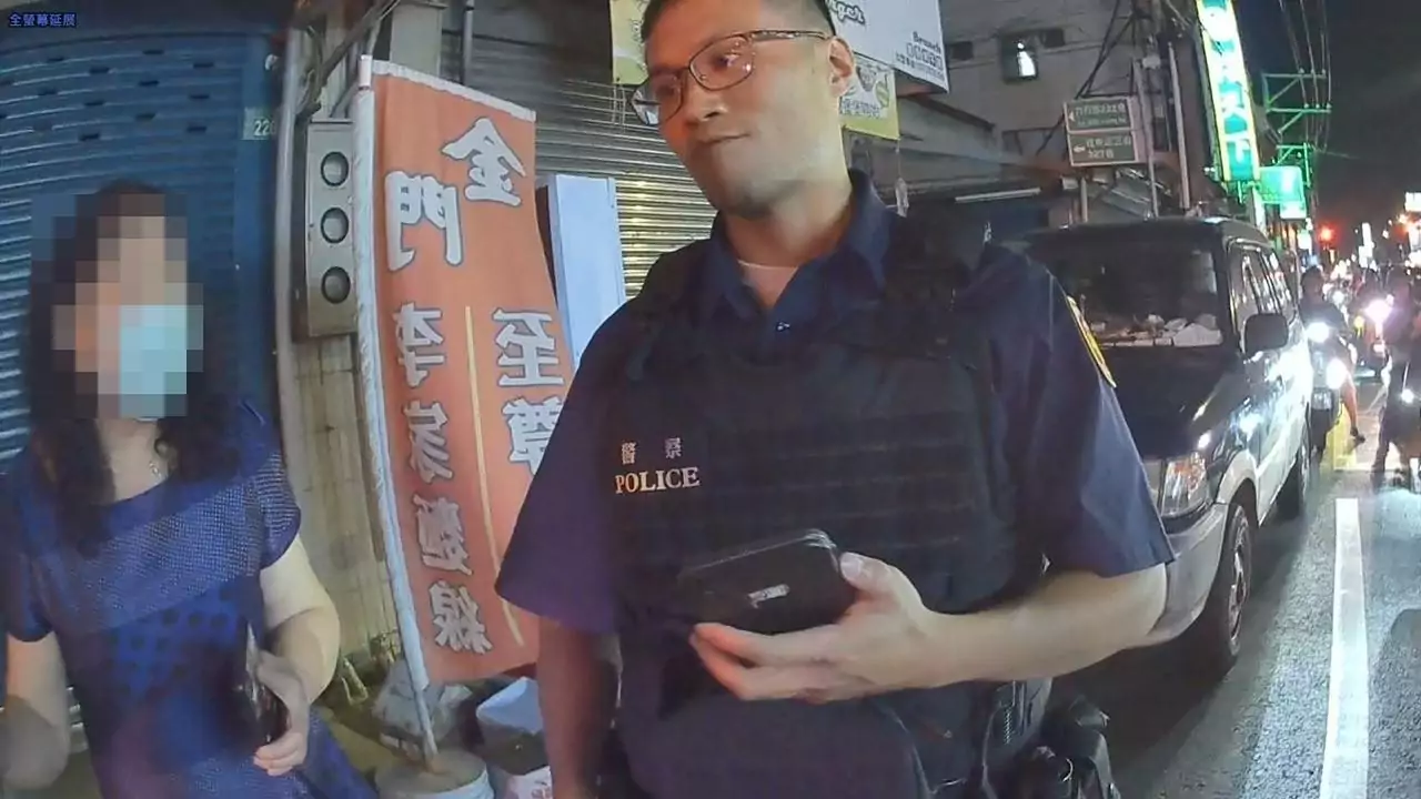 女駕車半途突熄火癱瘓車流 警民合力排除故障恢復通行 2225212 0