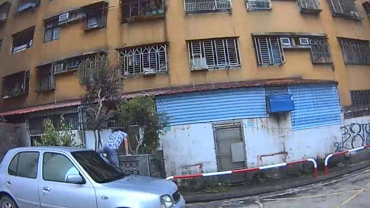越籍失聯移工見警拔腿逃 桃警追捕200公尺圍牆前逮人 2227719 0