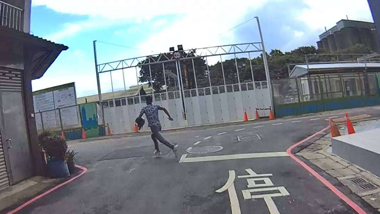 越籍失聯移工見警拔腿逃 桃警追捕200公尺圍牆前逮人 2227720 0
