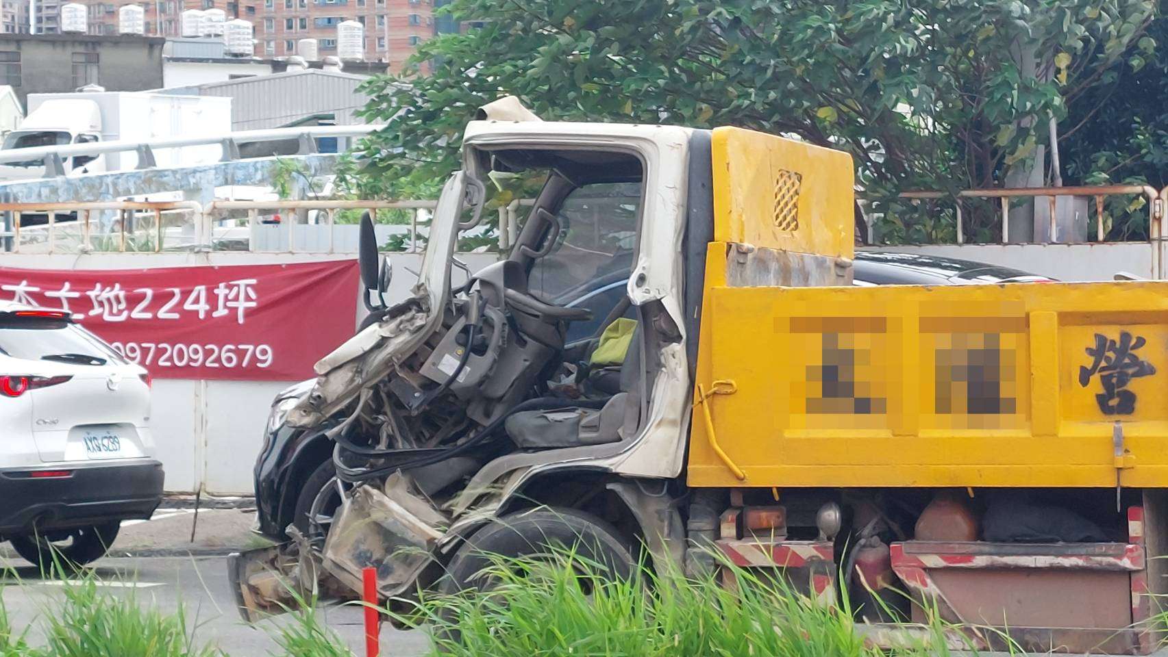 精神不濟釀禍!大貨車連撞兩車 駕駛腿部遭夾受困車內 2237197 0 1