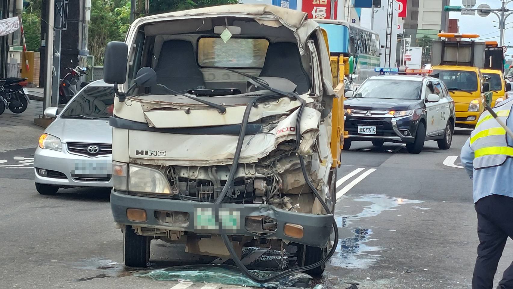 精神不濟釀禍!大貨車連撞兩車 駕駛腿部遭夾受困車內 2237208 0