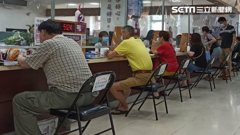 國稅局櫃台「放麥茶」 內行人曝原因