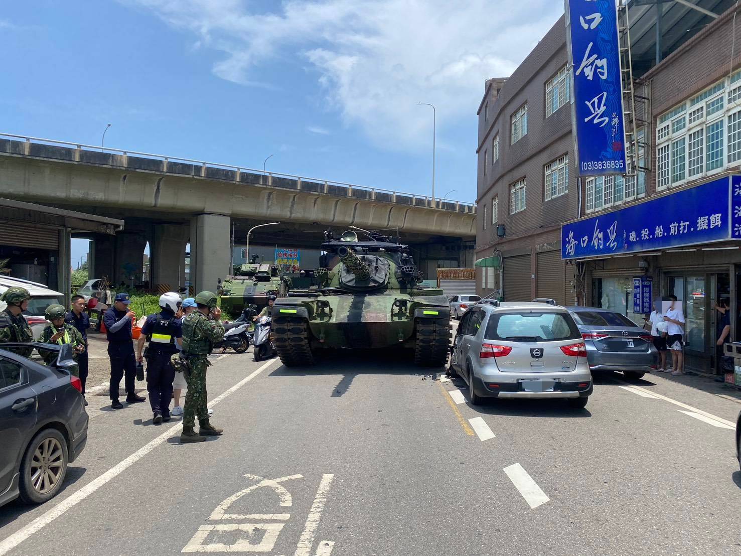 重型戰車誤越行車分向線釀禍 大園小客車頭慘遭波及 365486