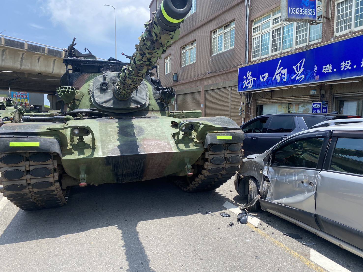重型戰車誤越行車分向線釀禍 大園小客車頭慘遭波及 365489