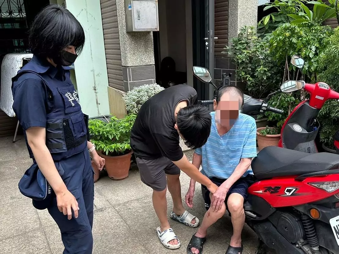 失智翁迷路摔破膝蓋 大園警、里長及時伸援 失智翁迷路摔破膝蓋 大園警、里長及時伸援