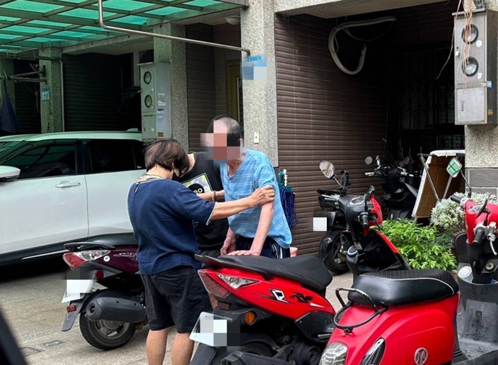 失智翁迷路摔破膝蓋 大園警、里長及時伸援 367016 0