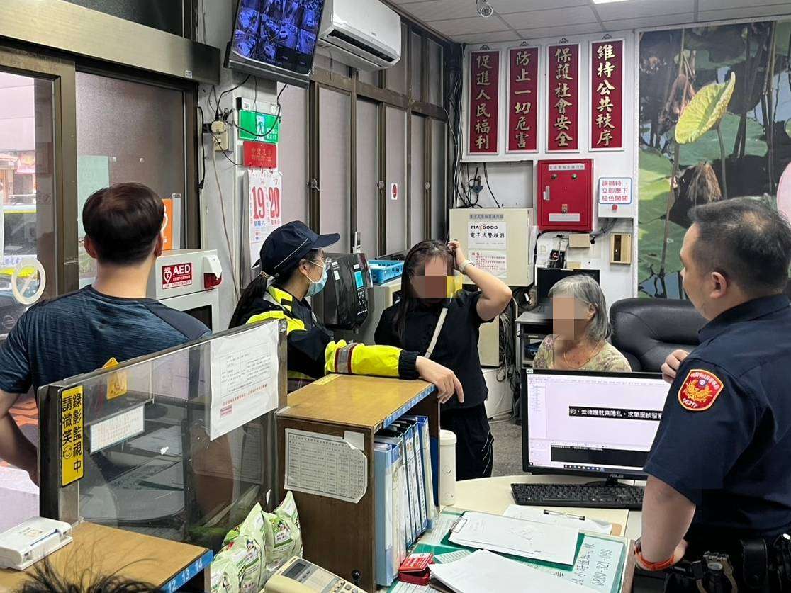 粗心婦鑰匙鎖在車廂內 大園警助其返家 367737 0