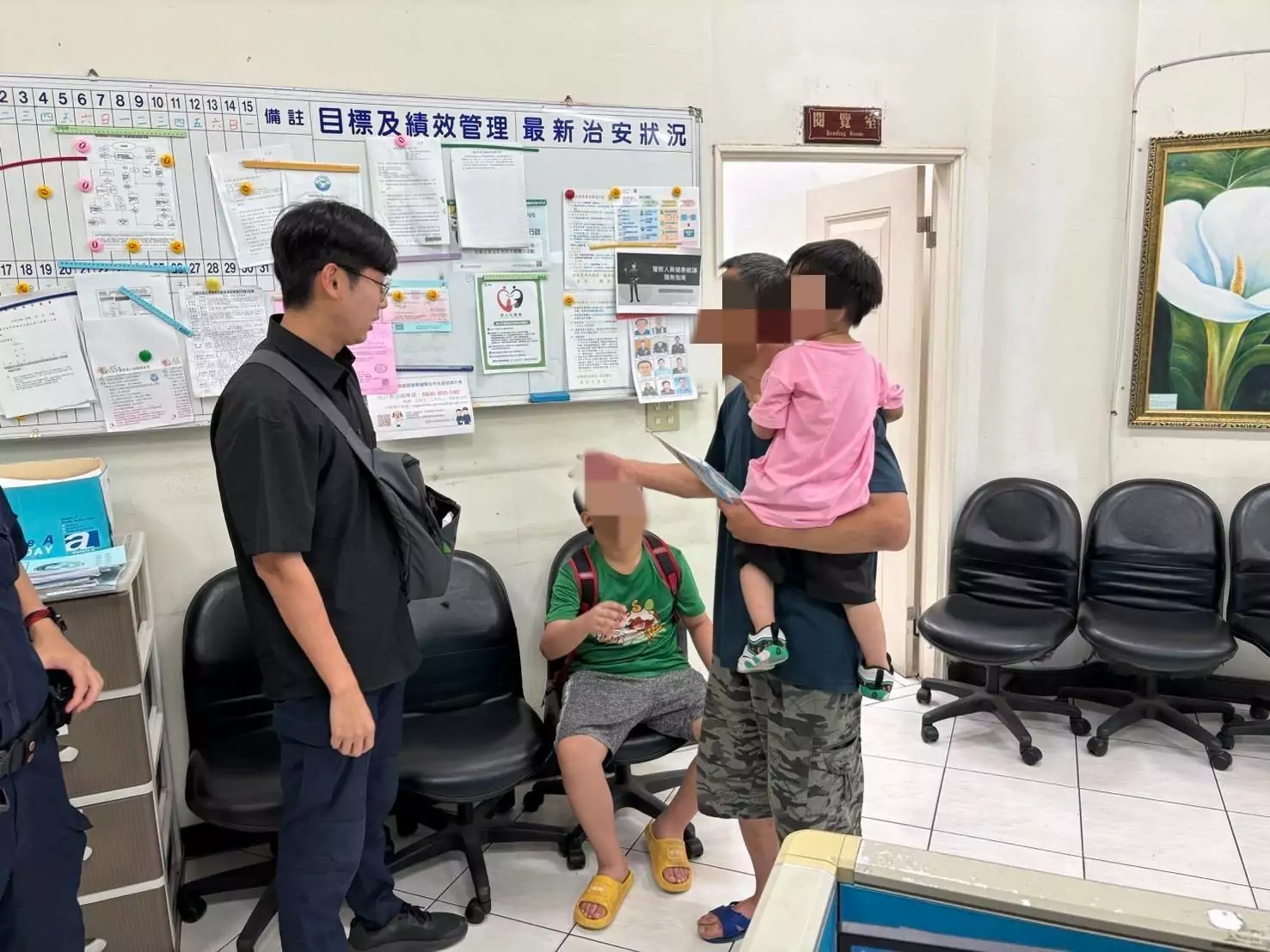 弄丟作業怕被罵!男童離家徘徊大園街頭 警溫暖開導解心結 弄丟作業怕被罵!男童離家徘徊大園街頭 警溫暖開導解心結