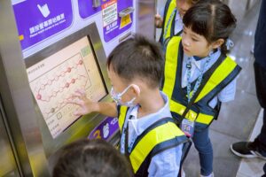 桃園捷運「小鶇鶇站長體驗營」今登場！萌娃穿制服體驗站務日常