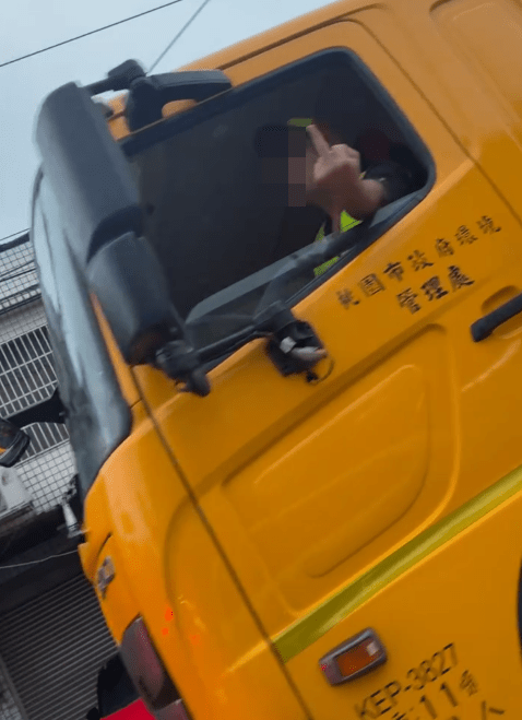 垃圾車駕駛對民眾比中指喊「我就喜歡比」 桃園環保局回應了 4165f4df