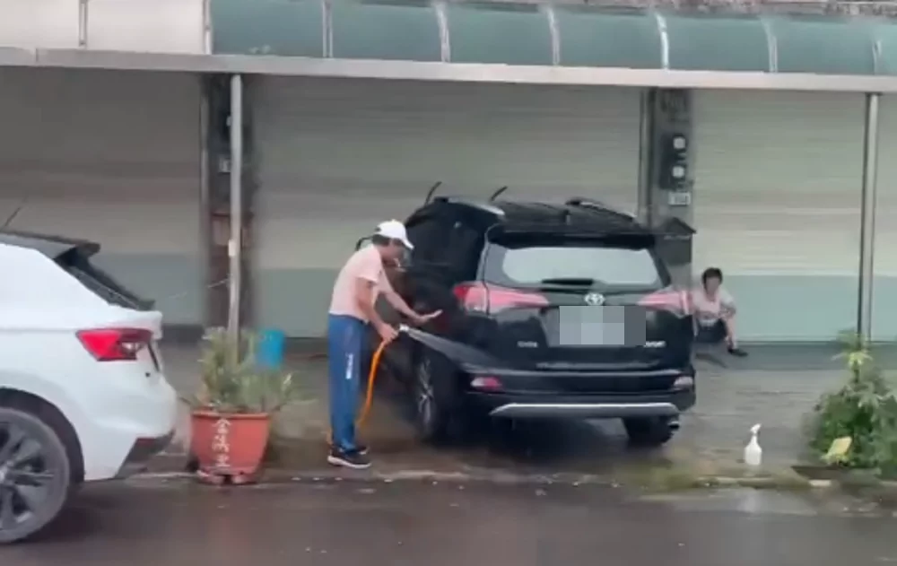 扯!別人家門口當免費洗車場 他們光天化日下「偷水」全被拍 扯!別人家門口當免費洗車場 他們光天化日下「偷水」全被拍