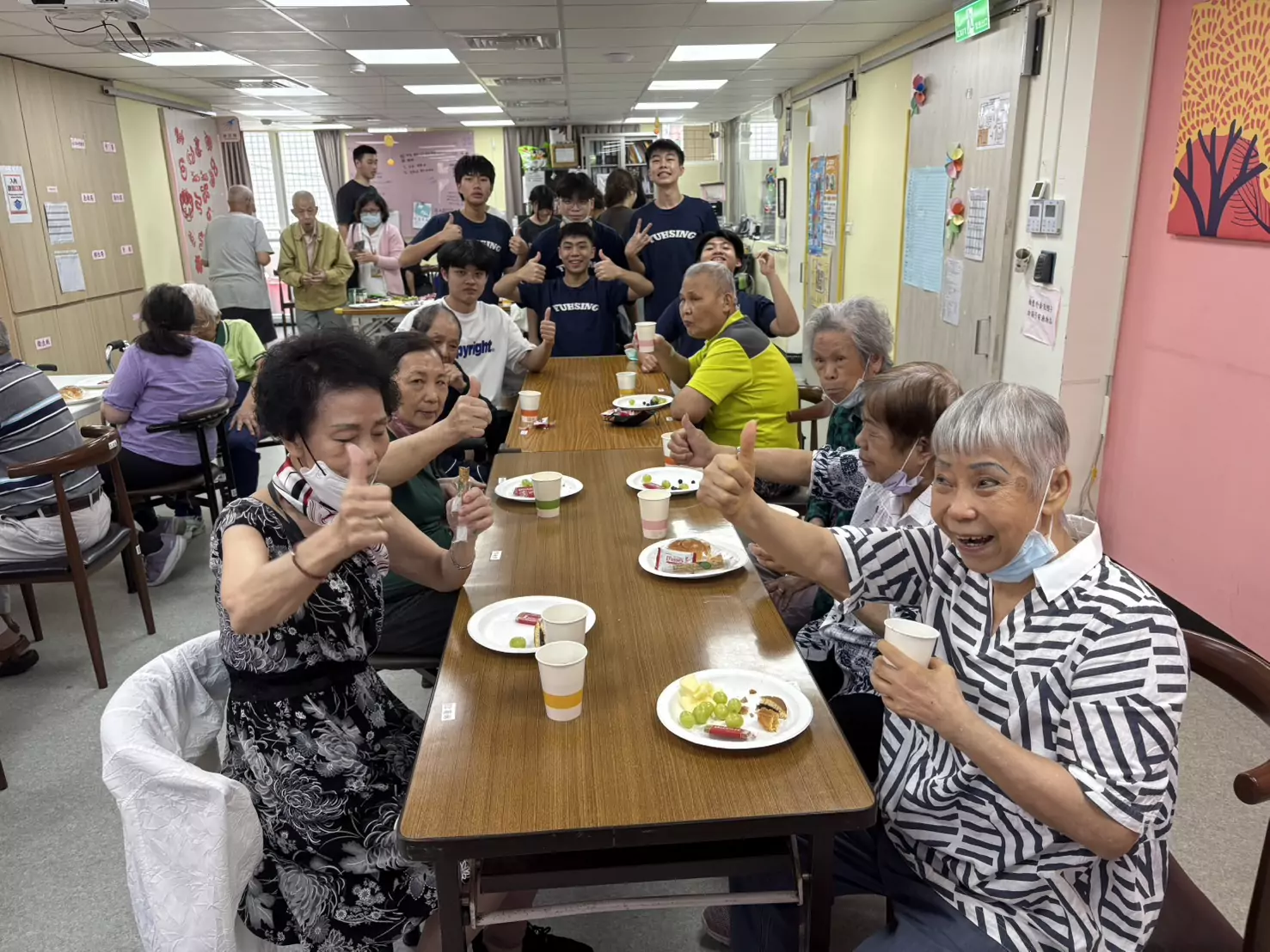 青少年志工走進北榮桃分院日照中心 跨世代交流共度溫馨午後 青少年志工走進北榮桃分院日照中心 跨世代交流共度溫馨午後