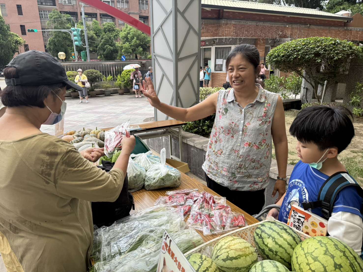 桃園建德國小師生校門口賣菜 為視障貓咪募款動手術 45grw