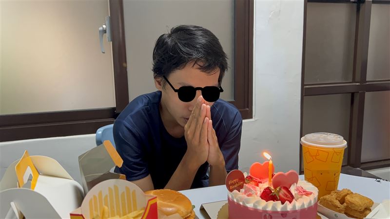 黑戶青年完成初設戶籍登記 領新身分證