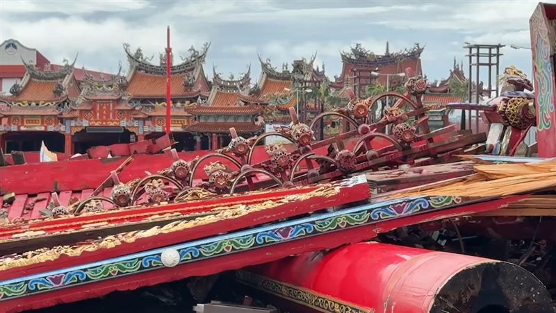 南鯤鯓代天府牌樓不敵颱風倒塌 楊登嵙:王爺護百姓