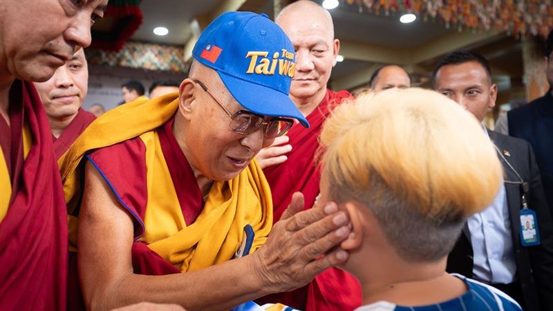 達賴喇嘛90歲大壽 戴「Team Taiwan」棒球帽現身