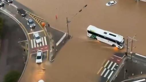 南韓連日暴雨釀災 男開車遭洪水沖走
