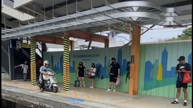 騎機車上內壢車站月台 旅客傻眼鐵警追身分