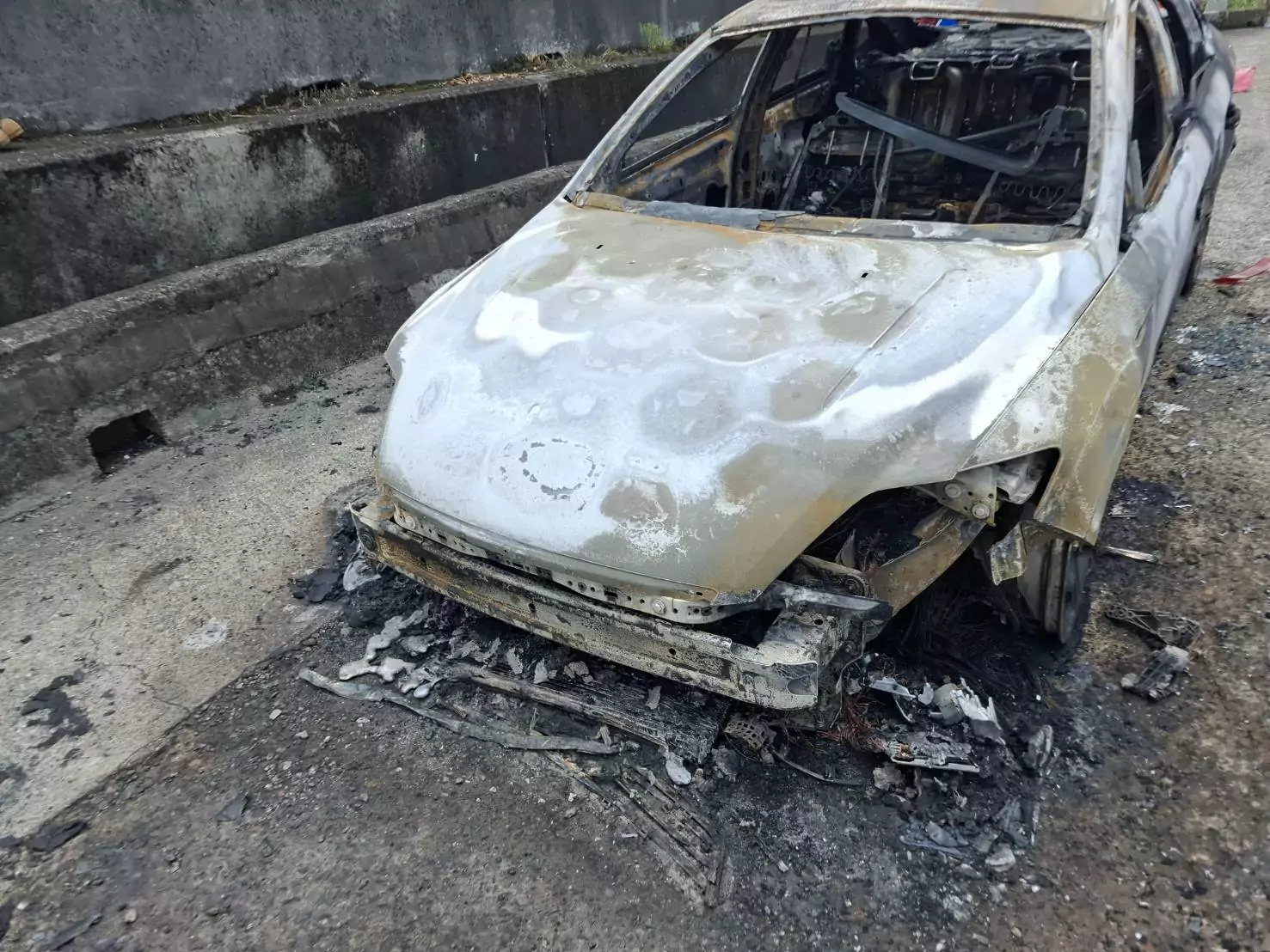 【有片】國1火燒車!駕駛、乘客驚險逃生 整輛剩骨架 【有片】國1火燒車!駕駛、乘客驚險逃生 整輛剩骨架