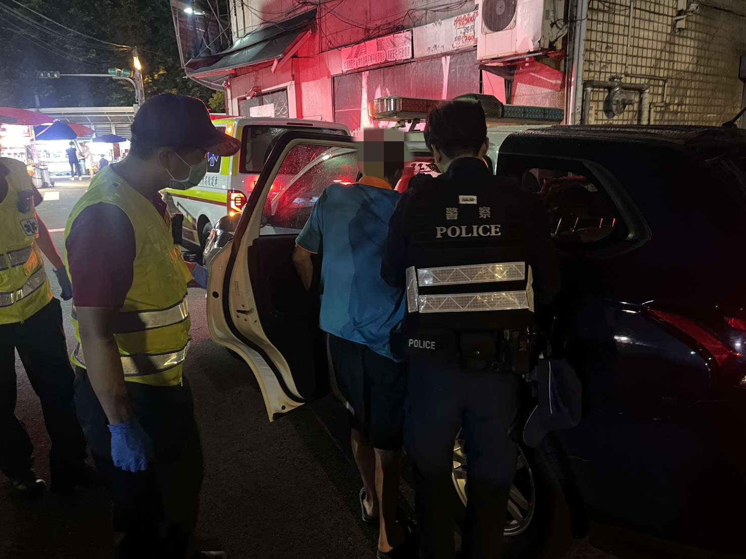 拄拐杖逛夜市跌倒無法起身 中壢警消即刻救援 556fedq 1