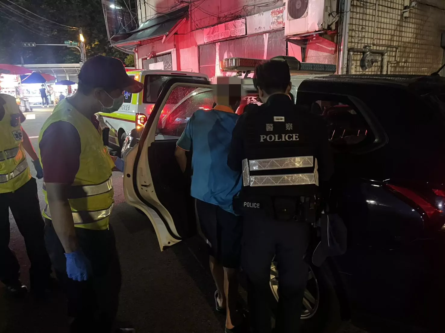 拄拐杖逛夜市跌倒無法起身 中壢警消即刻救援 556fedq 1