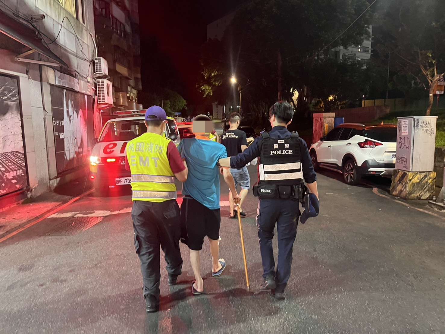 拄拐杖逛夜市跌倒無法起身 中壢警消即刻救援 556fedq 3