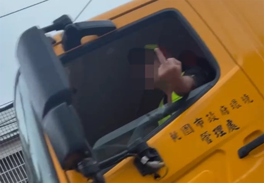 垃圾車駕駛對民眾比中指喊「我就喜歡比」 桃園環保局回應了 垃圾車駕駛對民眾比中指喊「我就喜歡比」 桃園環保局回應了