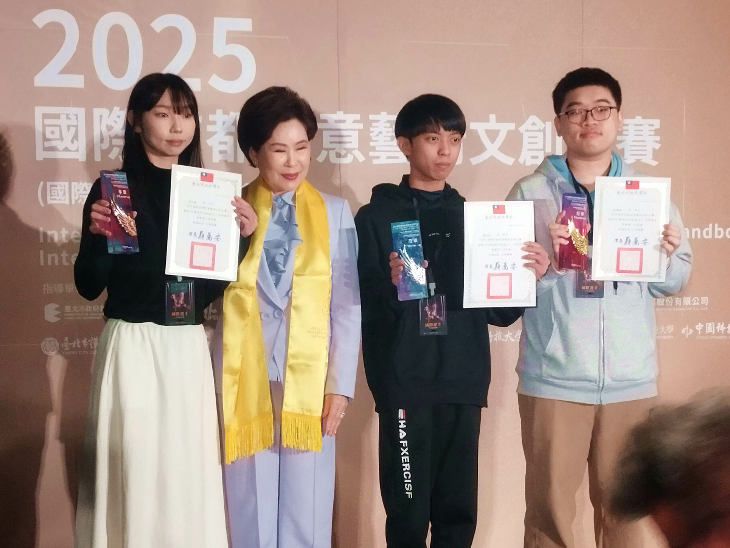 國際首都創意藝術文創大賽競爭激烈 龍華科大學子脫穎而出獲獎 56hterre 4 scaled