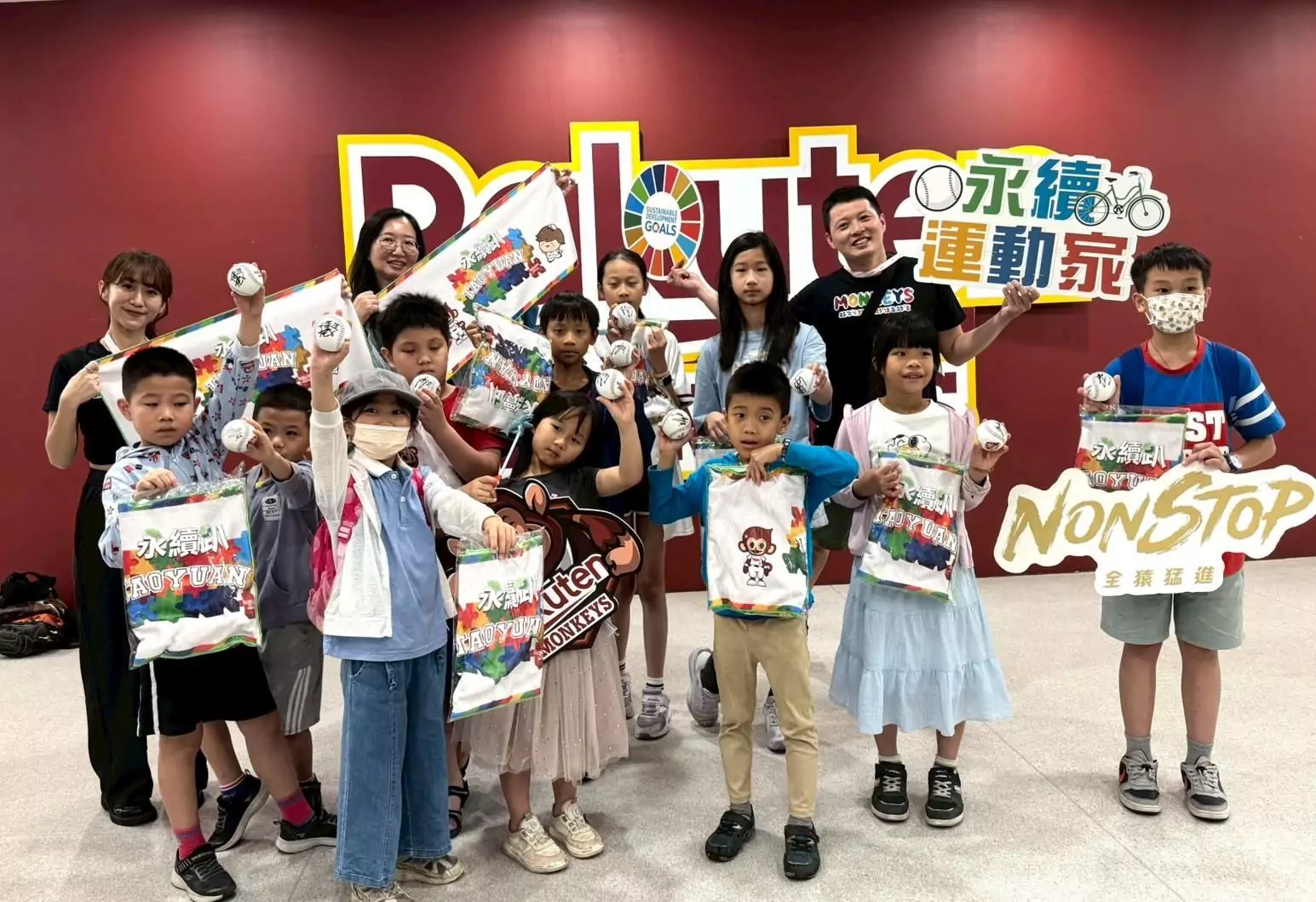 桃市圖、樂天桃猿鼓勵全民閱讀 借10本書可換2張球賽門票 桃市圖、樂天桃猿鼓勵全民閱讀 借10本書可換2張球賽門票