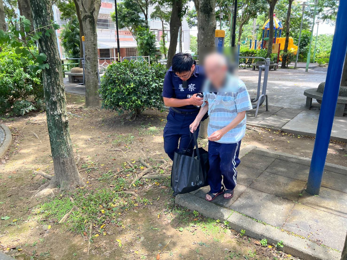 老翁頂烈日外出買飯體力不支 平警即刻救援 620956 0