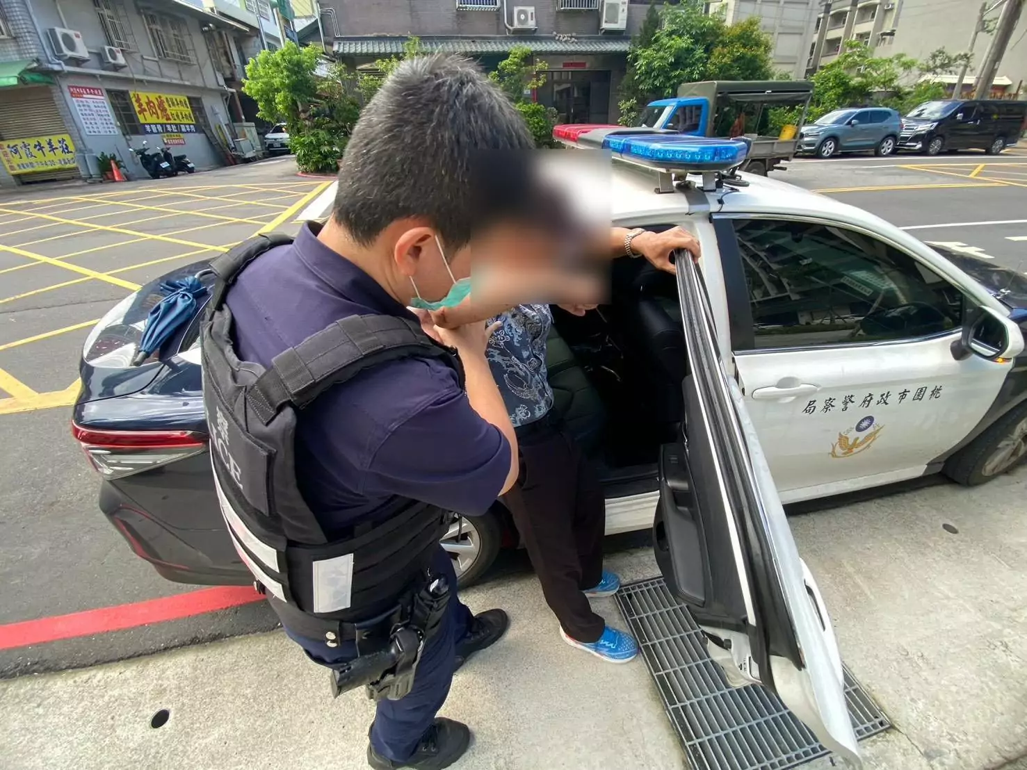 失智翁獨自外出投票迷途跌倒 平鎮警暖心協助返家 636880 0