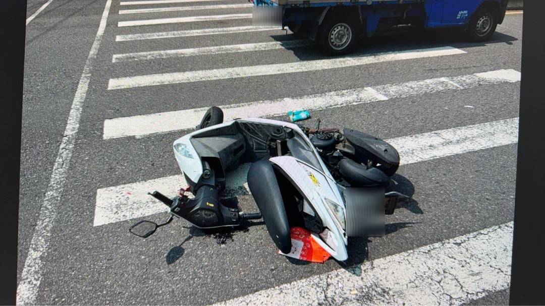 【有片】停讓救護車 女騎士慘遭後車撞飛地上翻滾 650908