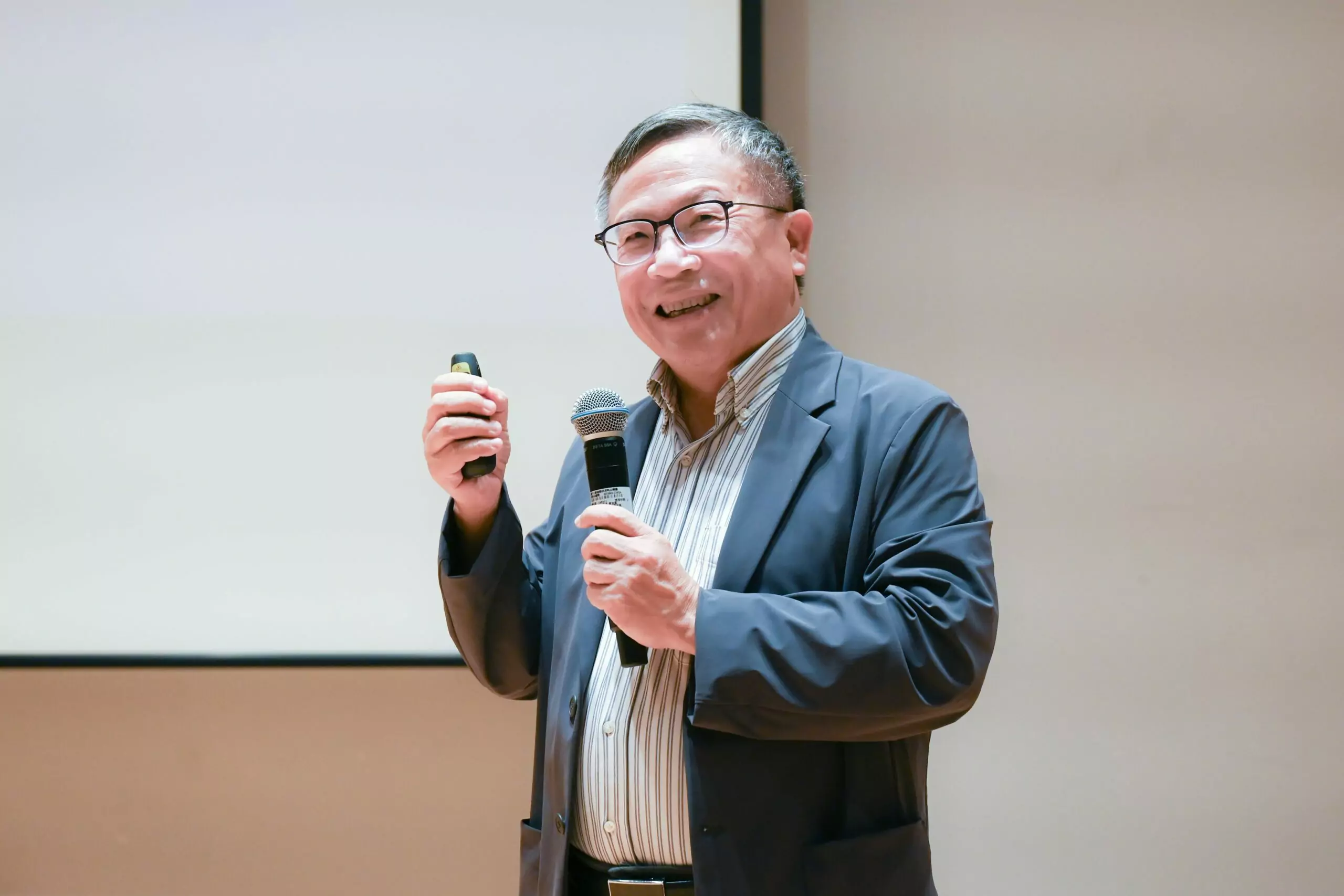 科普講座熱絡登場 張慶瑞引領青年探索量子世界 科普講座熱絡登場 張慶瑞引領青年探索量子世界