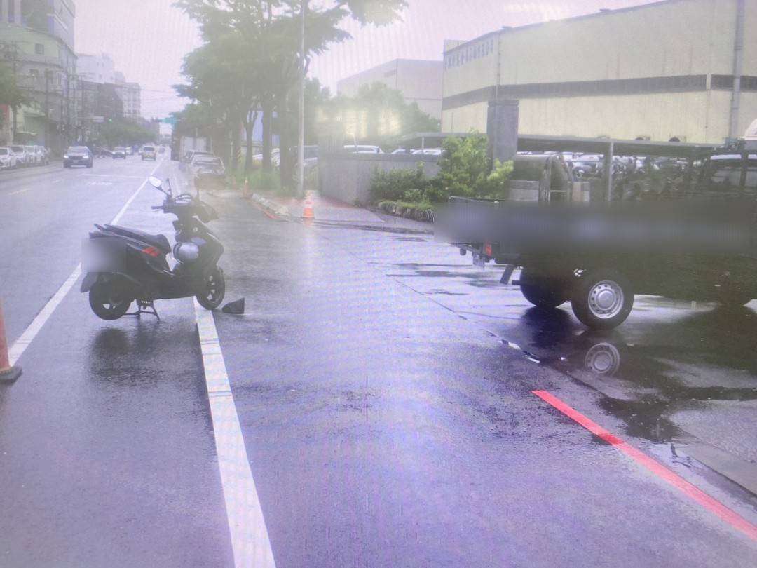 左轉小貨車與直行機車碰撞 騎士受傷送醫 662449