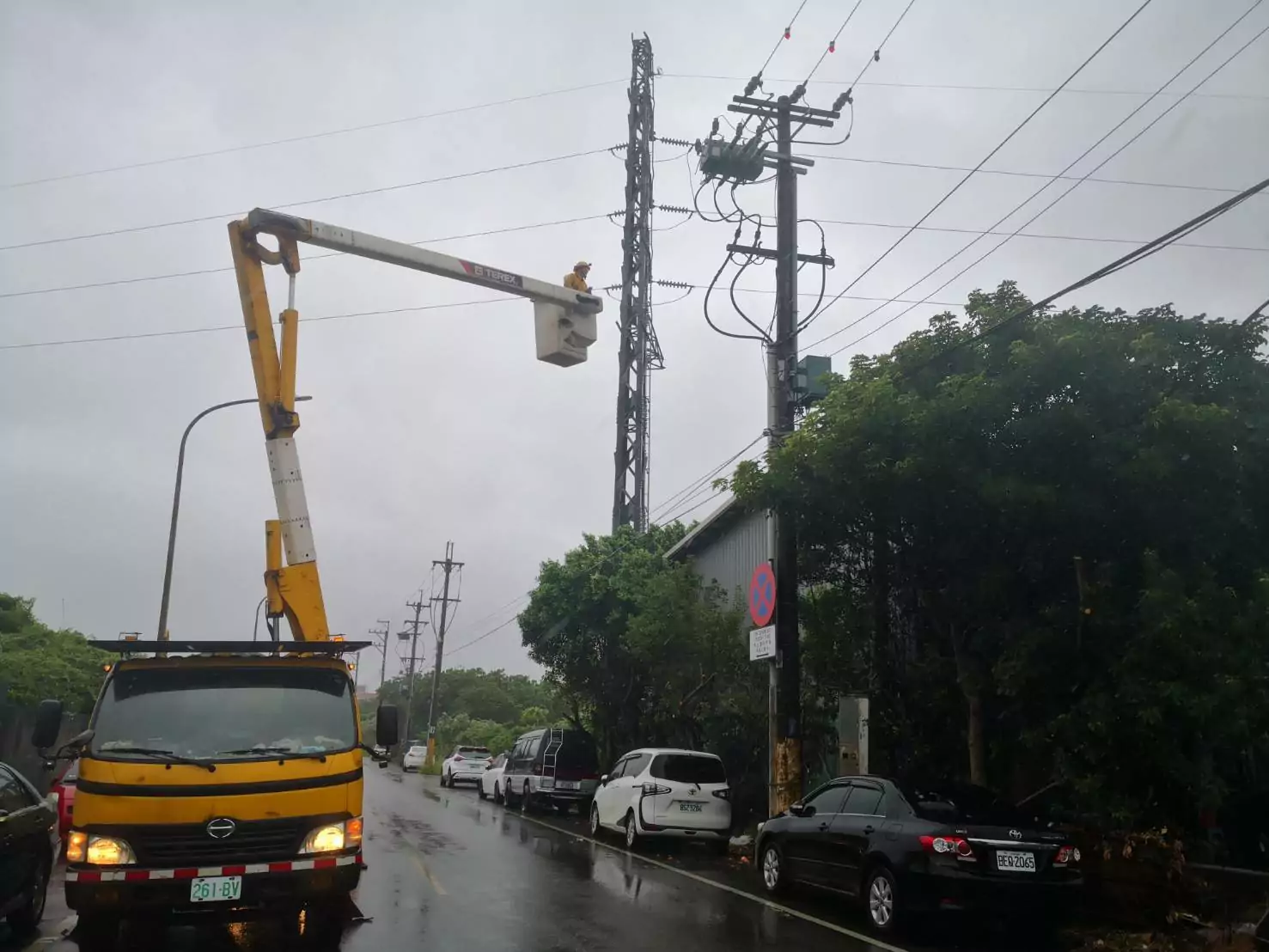 颱風釀桃園停電破2萬戶 台電出動143人力迅速復電 颱風釀桃園停電破2萬戶 台電出動143人力迅速復電