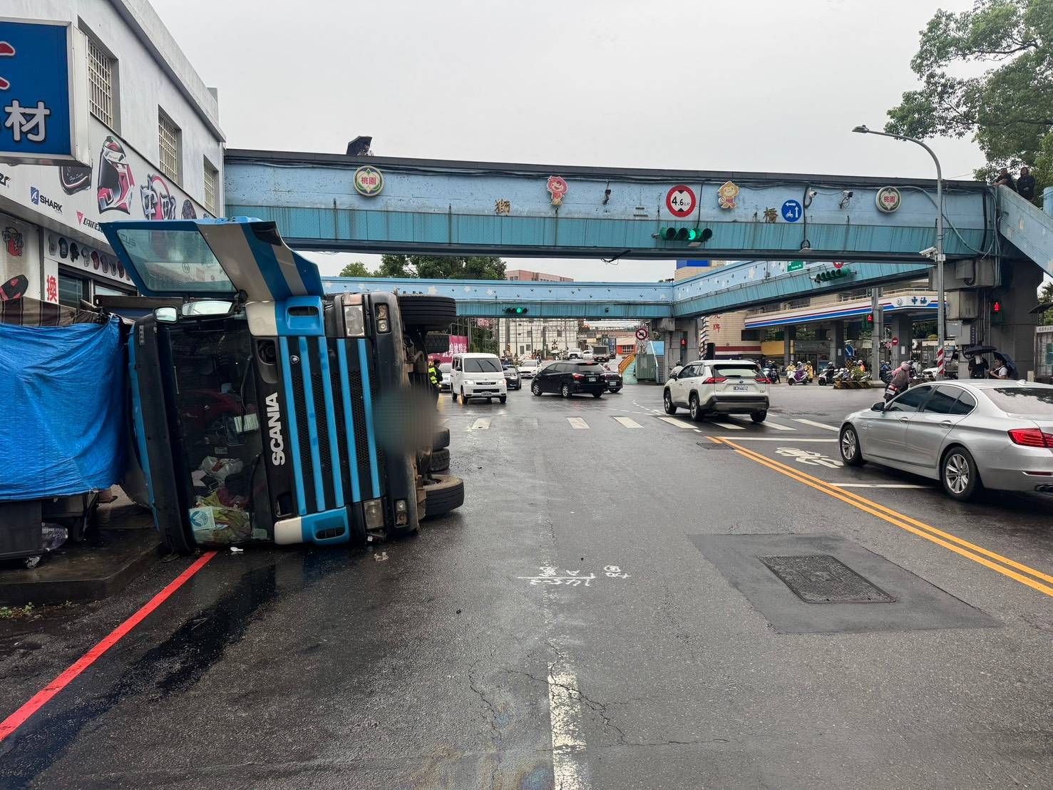 【有片】大學長側躺馬路邊 八德大貨車轉彎瞬間翻車 821439 0